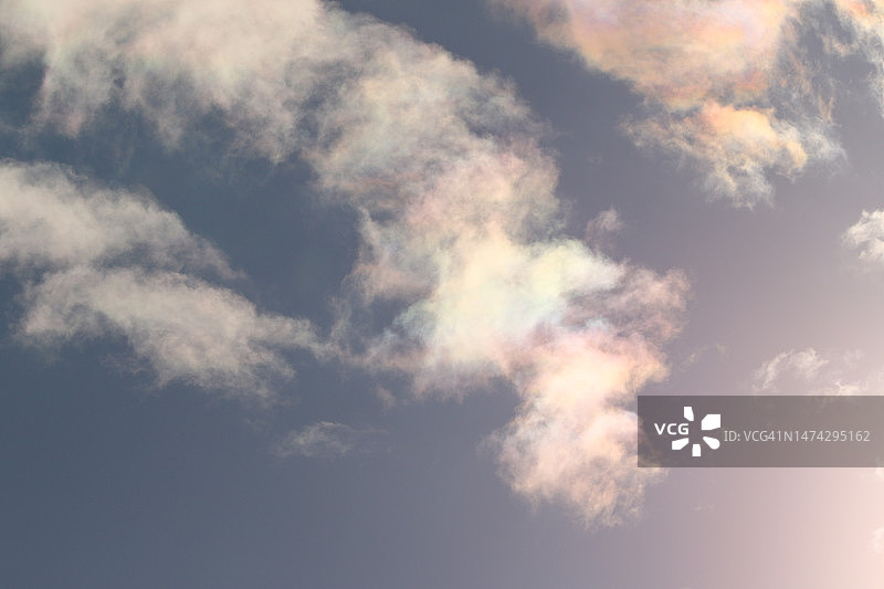 蓝天上的彩虹色云彩图片素材