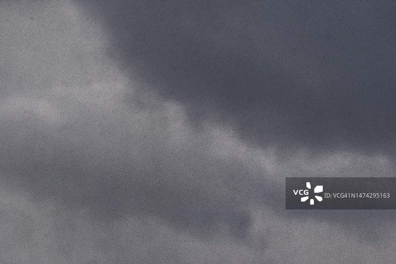 冬季暴风雨天气和乌云密布图片素材