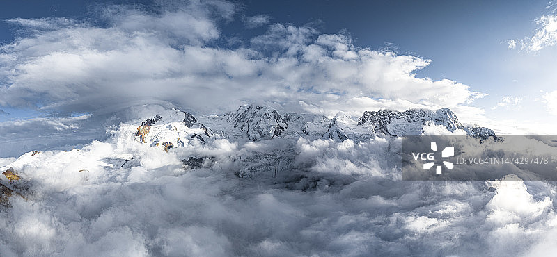 航拍雪山罗莎峰上的云彩图片素材