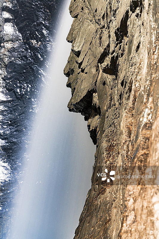 山脊倾泻而下的瀑布图片素材