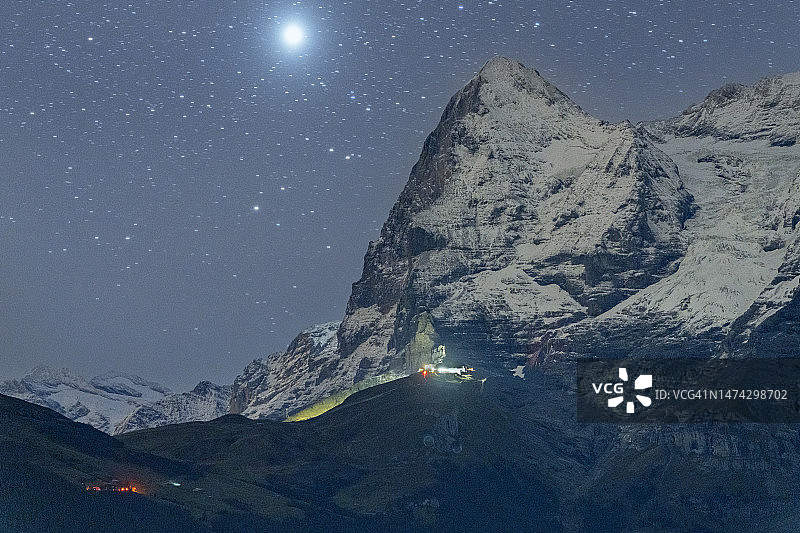 月光下的艾格峰，瑞士阿尔卑斯山图片素材