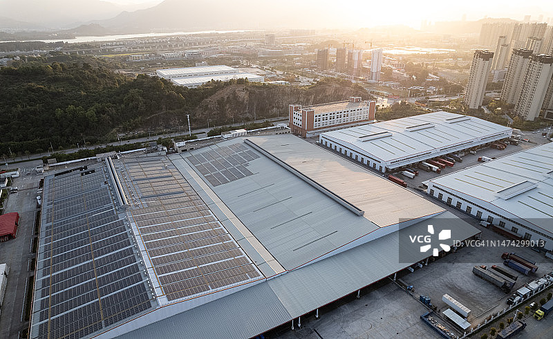 俯瞰工厂屋顶的太阳能电池板图片素材