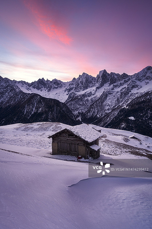 瑞士Tombal黎明时分的雪山小屋图片素材
