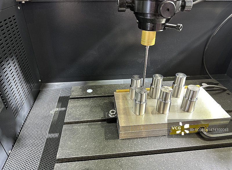 工作中的钻床图片素材