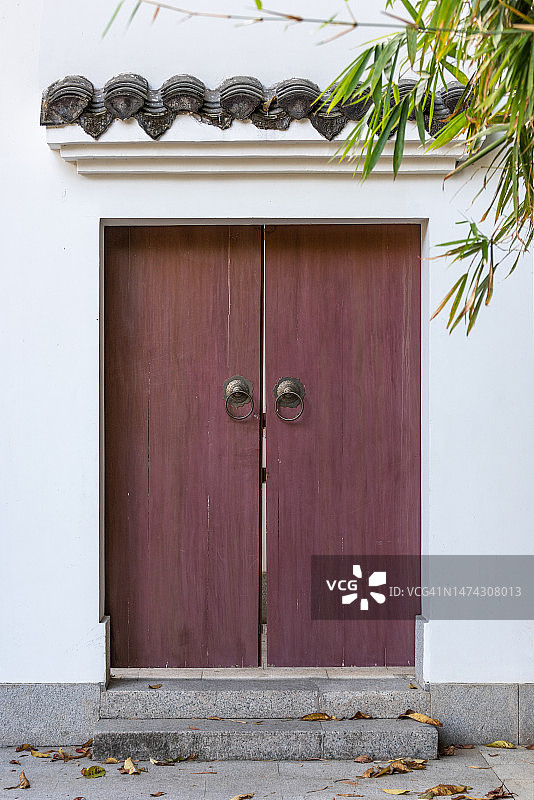 白色墙前的古老寺庙大门图片素材