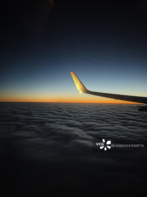 飞机舷窗外的日落天空——金星与土星的会合图片素材