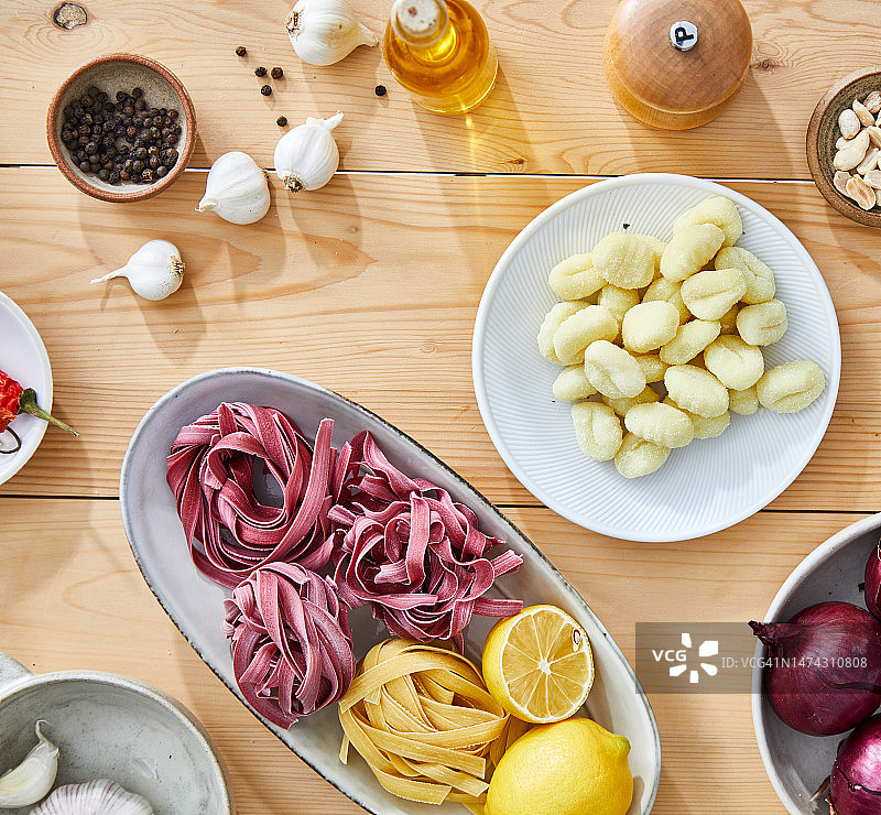 香草和香料意大利面与土豆面疙瘩，厨房餐桌上的食物准备图片素材