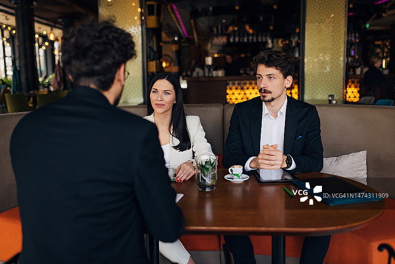 两位商务人士与应聘者交谈图片素材