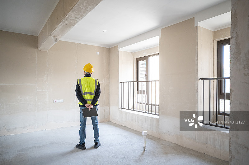 新房里的室内设计师的背影图片素材