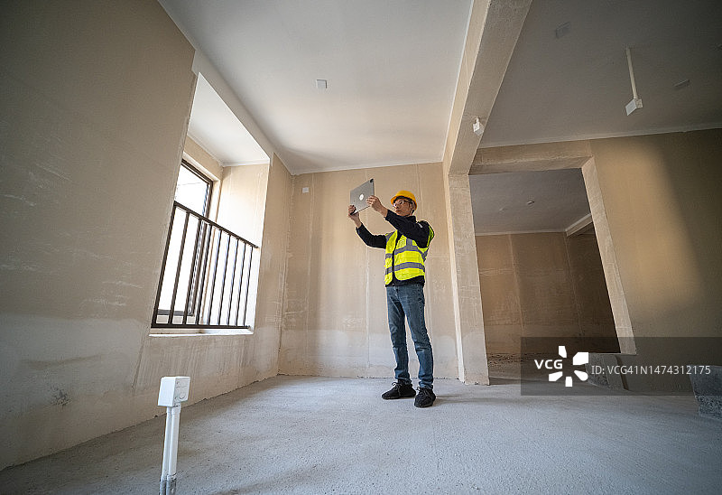 室内设计师使用平板电脑研究新房图片素材