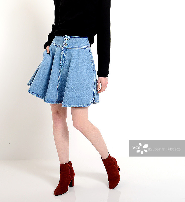 白色背景上的牛仔裙图片素材