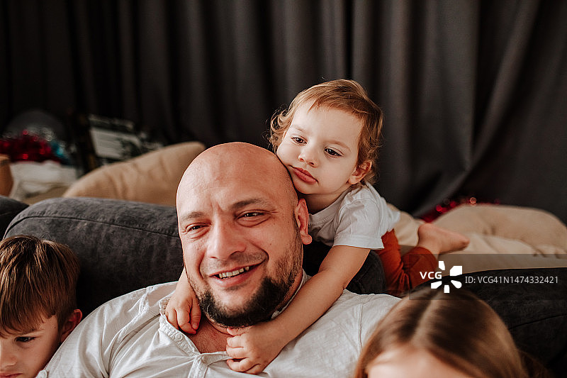 全家一起玩电子游戏图片素材