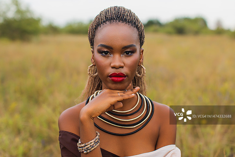 身着连衣裙的漂亮女人，以自然为背景。真实的风格。时尚配饰。时尚风。图片素材