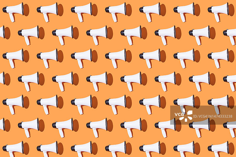 橙色背景上的白色喇叭图案：消息与公告图片素材