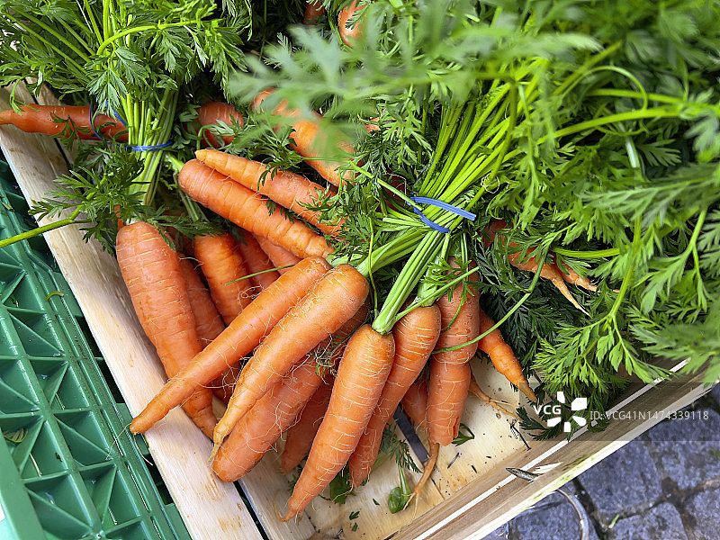 比尔老城街头市场出售的胡萝卜图片素材