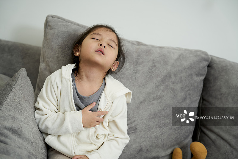 身体不适的儿童因哮喘触摸胸痛图片素材