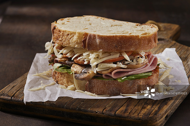 准备意式烤奶酪三明治图片素材