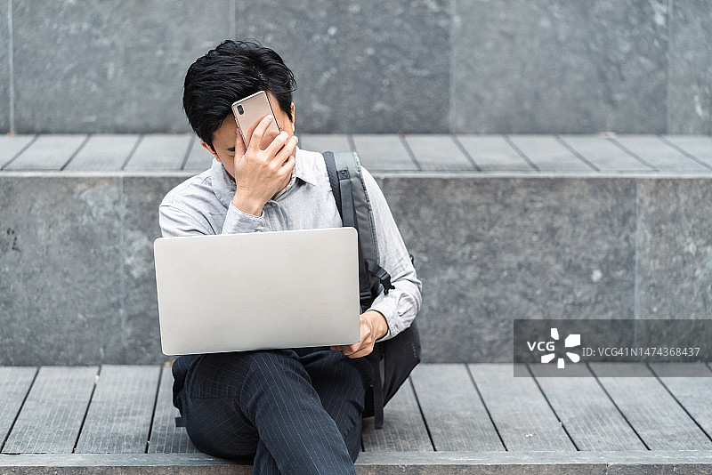 绝望的商人用手捂住脸图片素材