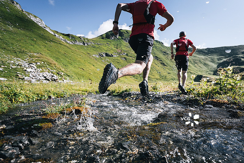 跑步者跨越山涧图片素材