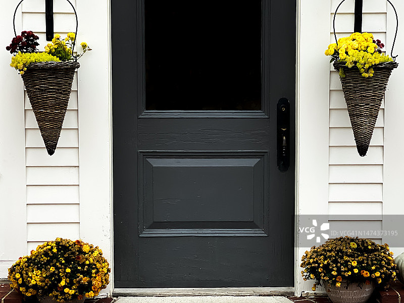 新英格兰风情：挂满花盆的前门图片素材