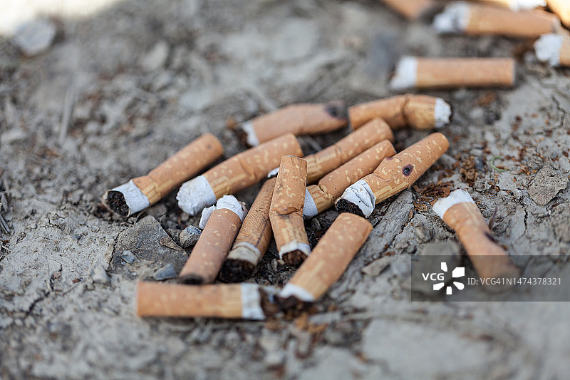 路边的废弃烟头图片素材