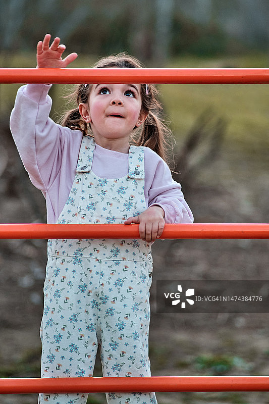 孩子们在公园里爬滑梯图片素材