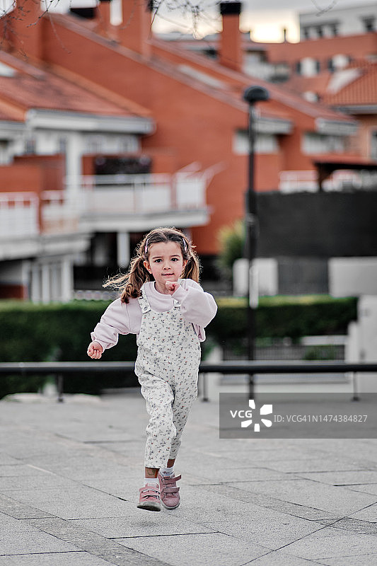 女孩在街上行走全身照图片素材