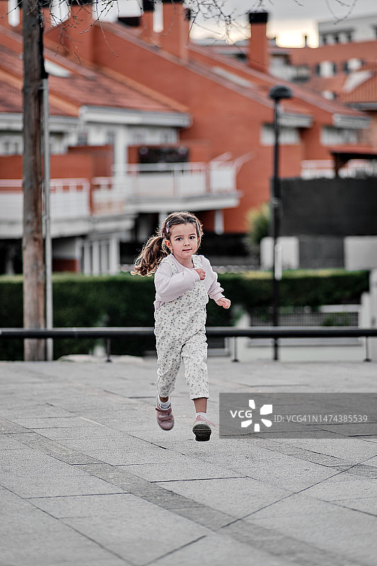 奔跑中的可爱小女孩肖像照图片素材