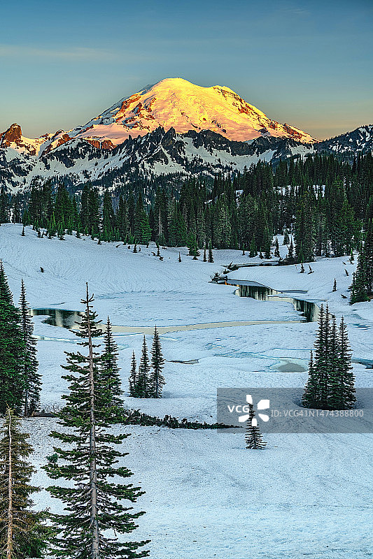 Tipsoo湖的日出与倒影图片素材
