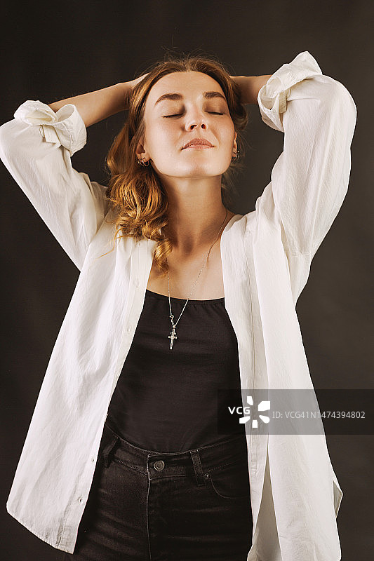 在黑色背景的工作室里的金发女人图片素材