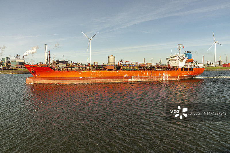 橙色油轮航行在荷兰北海运河上图片素材