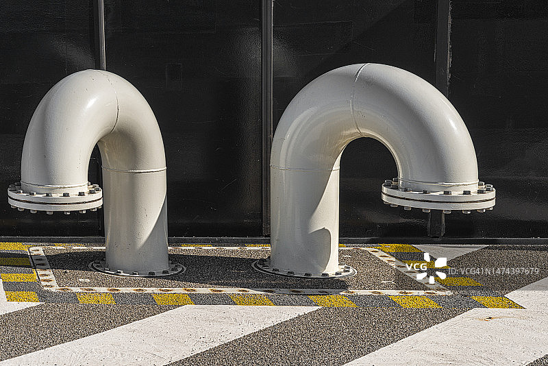 两个大型白色U型连接管图片素材