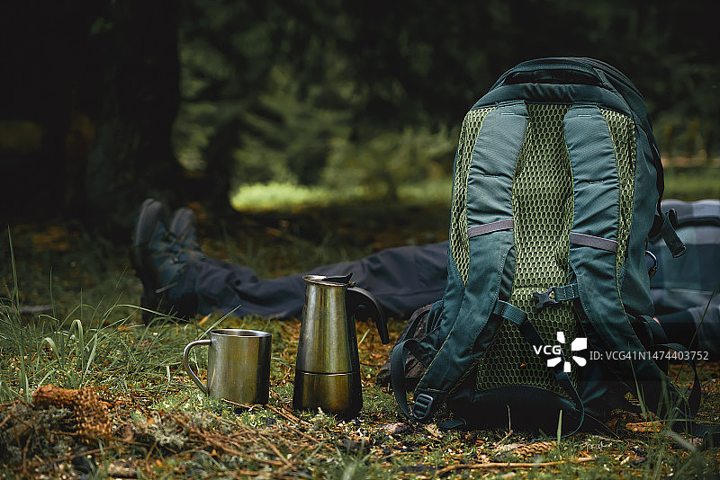 该男子在背包附近休息图片素材