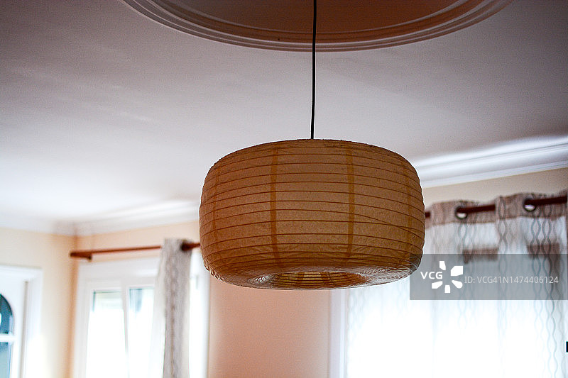 公寓内的装饰吊灯图片素材