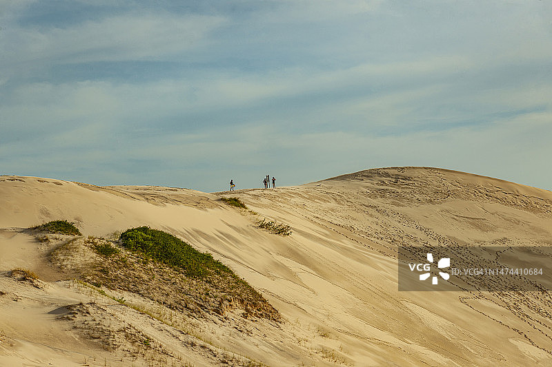 巴西圣卡塔琳娜岛若阿金纳沙丘上的滑沙少年（2011年12月11日）图片素材