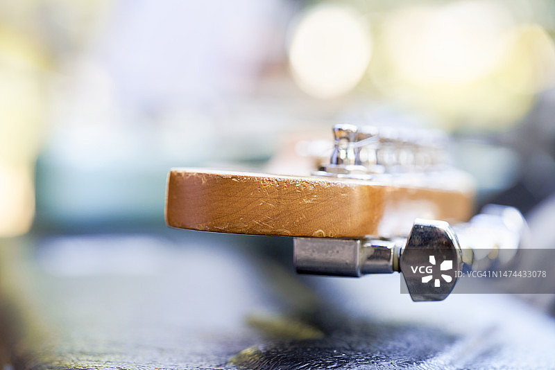 后台桌面放大器上的吉他乐器侧视图图片素材