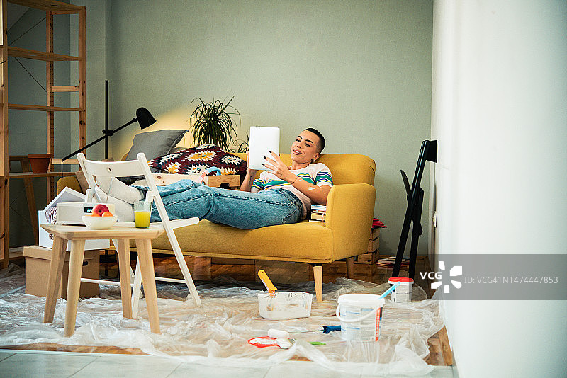 在家使用平板电脑的美丽女人肖像图片素材