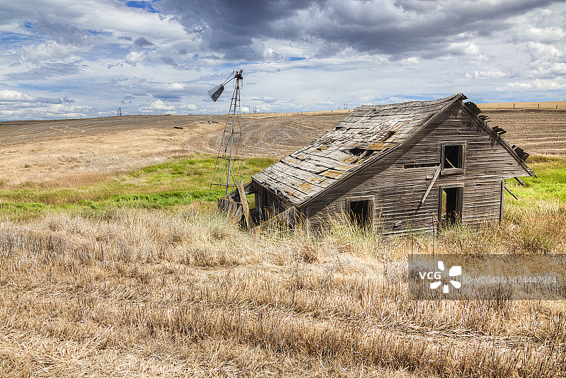 偏远田野中的破旧农舍图片素材
