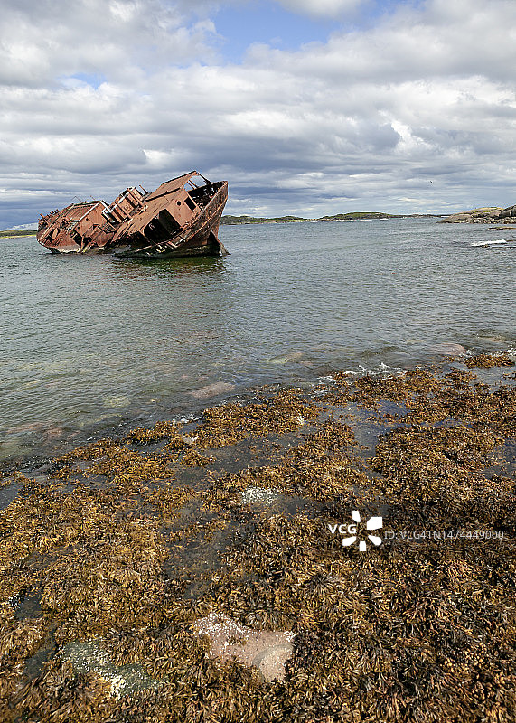浅水区的沉船图片素材