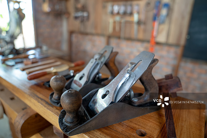 使用设备的木匠图片素材