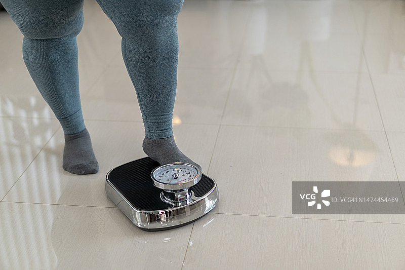加大码女孩测量体重图片素材