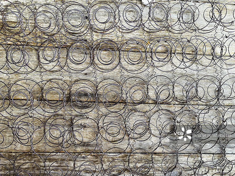 木质背景上的床弹簧图片素材