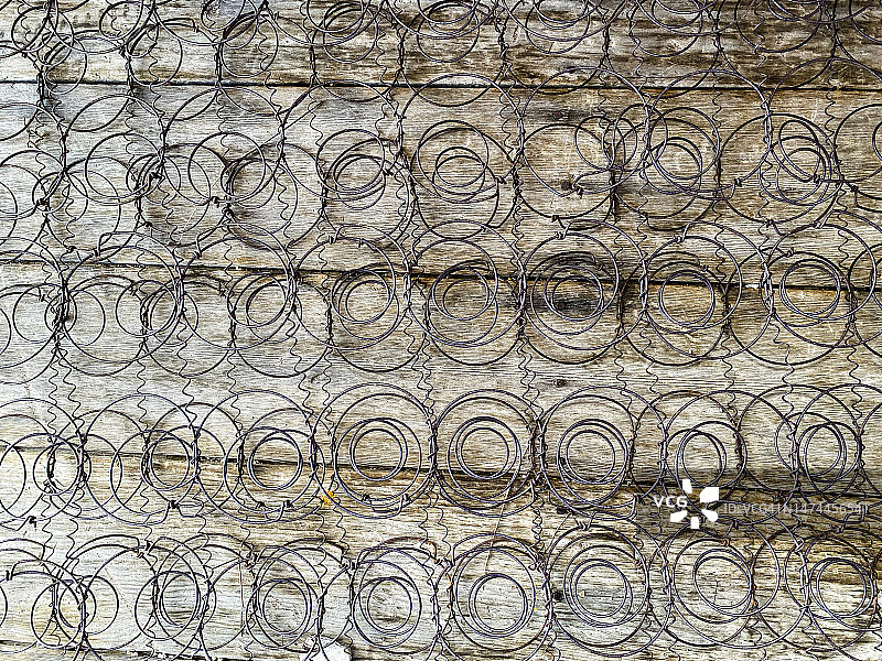 木质背景上的床弹簧图片素材