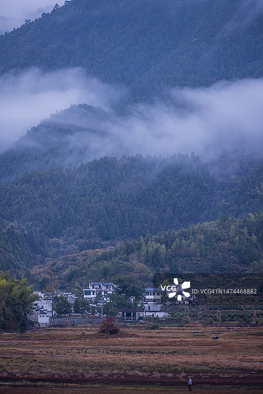 雾天山林图片素材