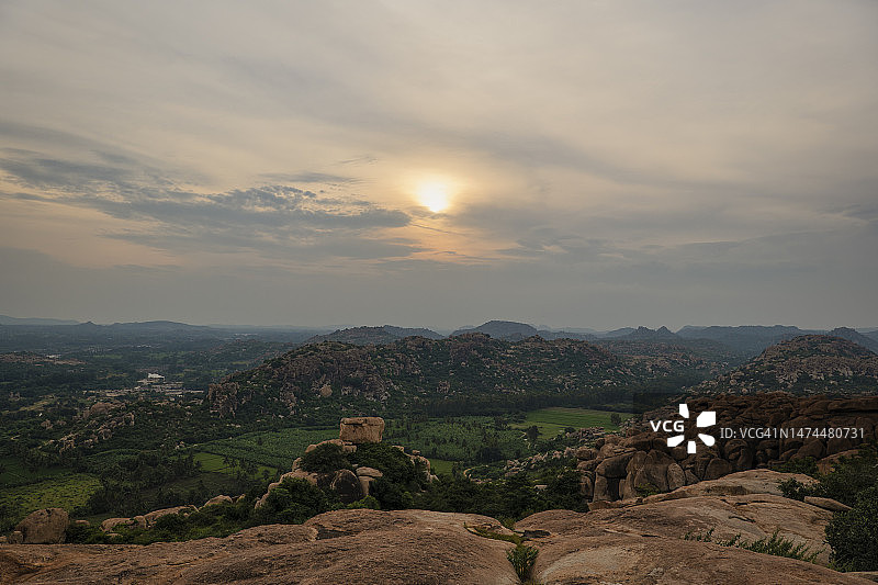 印度卡纳塔克邦亨比的落日图片素材