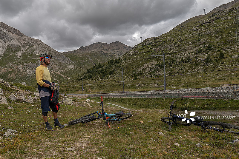 山地自行车骑行者在山脉中休息图片素材