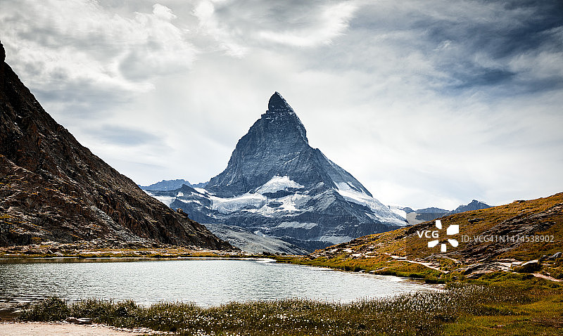 马特宏峰的里弗尔湖图片素材