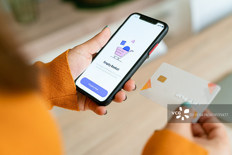 用智能手机和信用卡图片素材