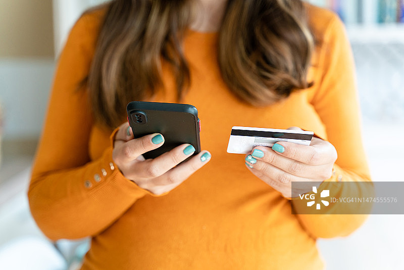 局部拍摄女人在家使用智能手机图片素材