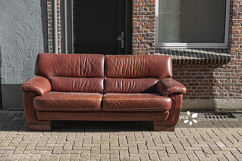 棕色皮革双人沙发图片素材